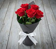 Букет 5 Красных роз Эдлесс Лав в Нижнее Маслово