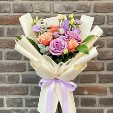 Букет цветов из:  Лизиантусы и Розы в Нижнее Маслово