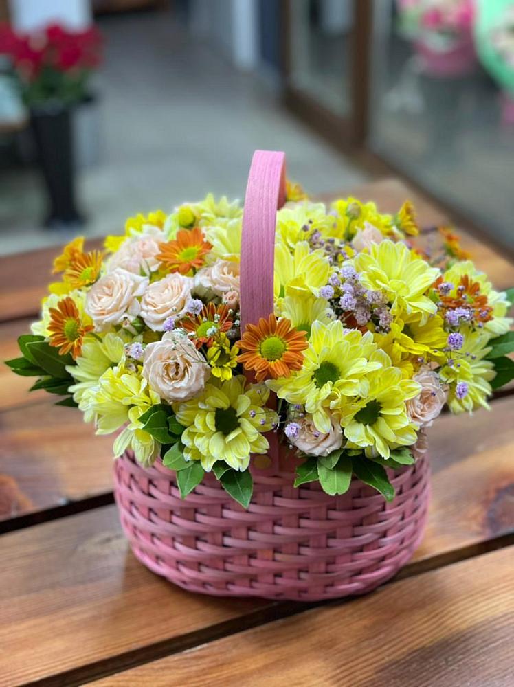 Цветочная композиция из Хризантемы и Розы в корзине в Нижнее Маслово