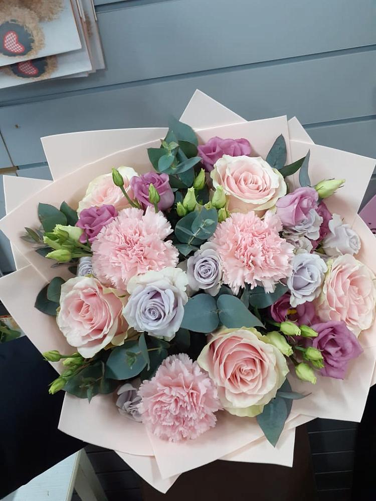 Букет цветов из: Розы, Гвоздики и Лизиантусы в Нижнее Маслово