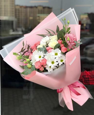 Букет цветов из: Розы, Лизиантусы и Хризантемы в Нижнее Маслово