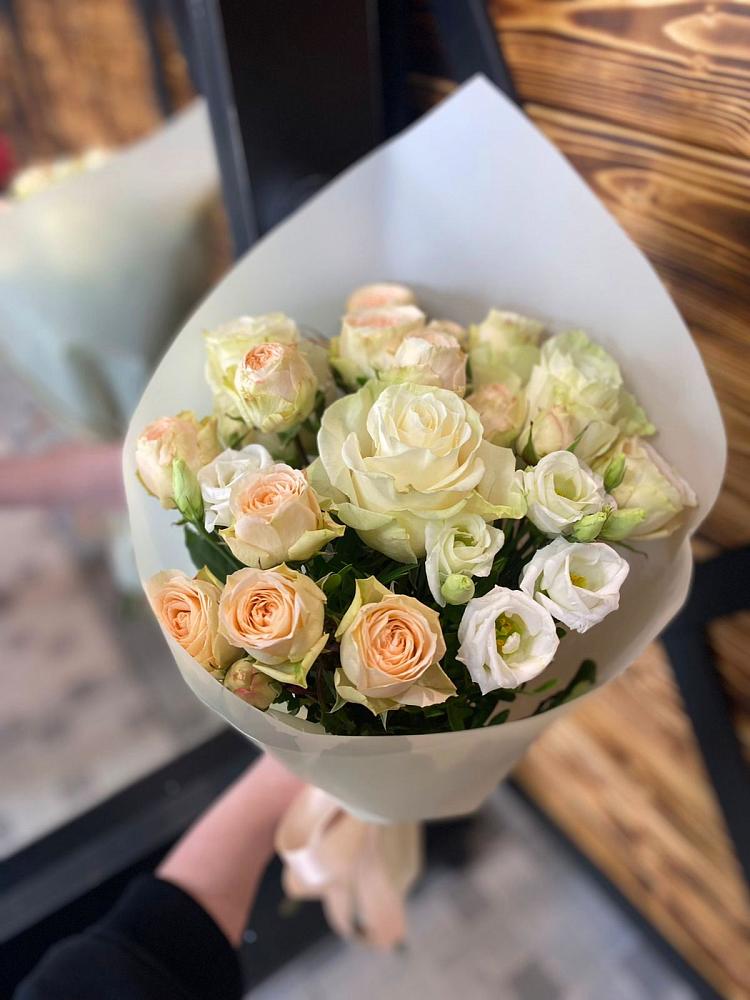 Букет цветов из: Розы и Лизиантусы в Нижнее Маслово